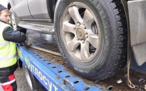 Во Владимире авто с темными стеклами эвакуировали вместе с ребенком