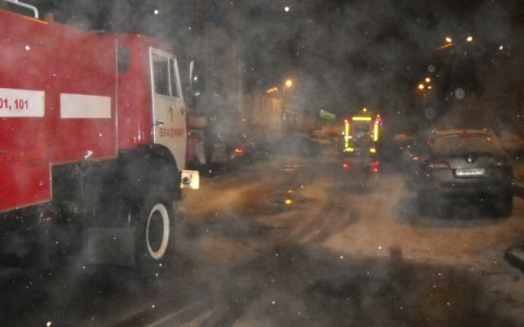 Дорогая иномарка сгорела ночью в одном из дворов Владимира