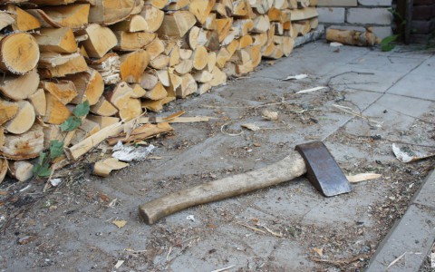 Новости России: пьяные мужчины зарубили топором троих рабочих
