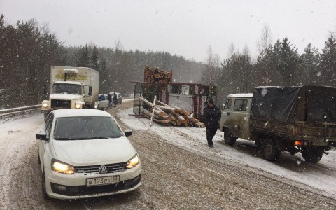 Пункт назначения по-владимирски: во время движения из грузовика вывалились бревна!