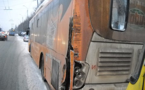 На Горького автобус и маршрутка устроили гонки и спровоцировали крупное ДТП
