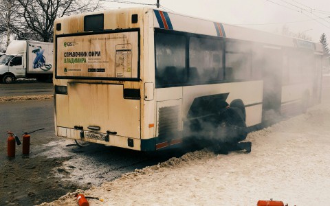 На Добросельской во время движения загорелся рейсовый автобус