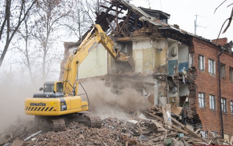 Полуразрушенный дом на улице Сакко и Ванцетти укрепят