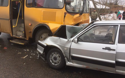 В Меленковском районе столкнулись "Пазик" и легковушка: 2 пострадали