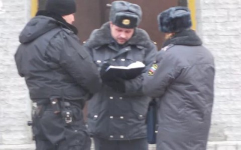 Новости России: тела двух мужчин с простреленными головами нашли в лифте дома