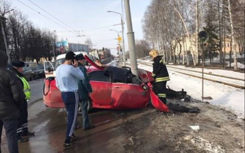 На улице Мира иномарка "намотала" себя на столб