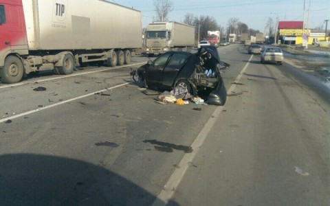 Жуткая авария под Петушками: фура снесла пол-легковушки
