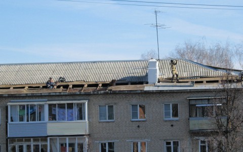 На Михайловской рабочие бросают мусор с крыши дома прямо на прохожих