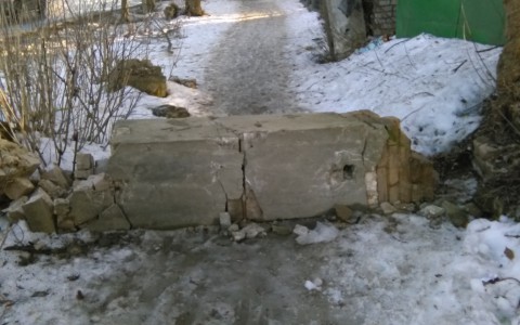 Из-за столба на тротуаре мамы с колясками ходят по проезжей части