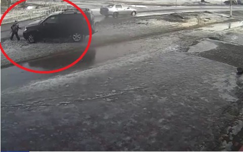 Новости России: водитель наехал на стрелявшего в него из игрушечного автомата ребенка