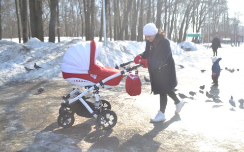 В "Дружбе" новорожденный малыш выпал из коляски из-за жуткой гололедицы