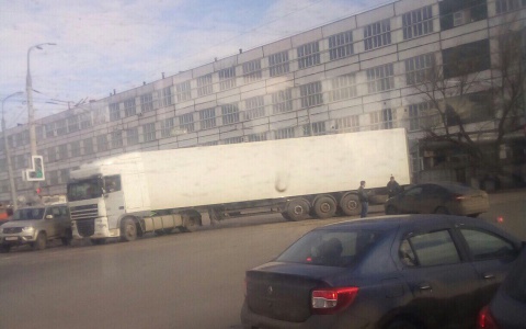 Во Владимире фура устроила настоящий коллапс почти в центре города