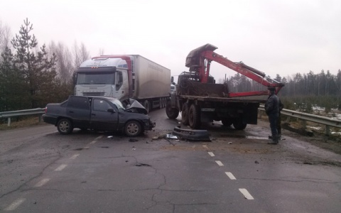 В Гусь-Хрустальном районе легковушка столкнулась с фурой