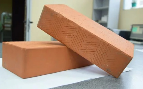 Новости России: на четырехлетнюю девочку с дома упал кирпич