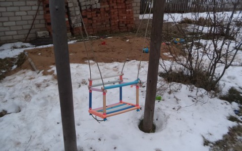 В Коврове в детском саду на качелях повесился парень