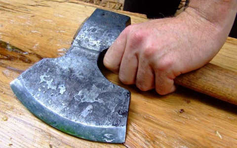 В Александрове молодые люди с топором и в масках ограбили магазин