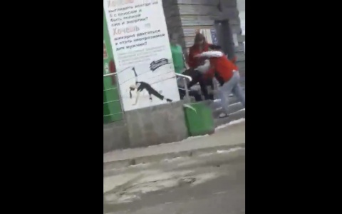 Беспощадный маркетинг: во Владимире сотрудники "Пятерочки" силой затащили в магазин потенциального покупателя