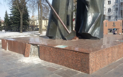 Мемориал у Вечного огня теряет плиты