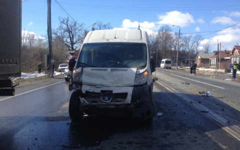 В Петушинском районе микроавтобус столкнулся с легковушкой