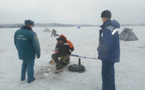 На Кольчугинском водохранилище МЧС-ники проводят беседы в рыбаками