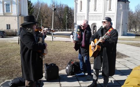 Рок-легенда дал бесплатный концерт для всех желающих в самом центре Владимира