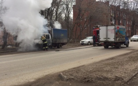 Утром на улице Усти-на-Лабе полыхала машина (ВИДЕО)