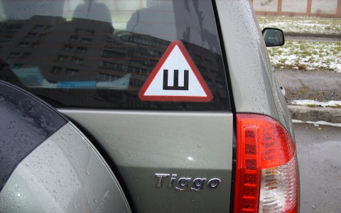 Владимирские автомобилисты рискуют нарваться на штраф, так как из магазинов исчезли "шипованные" наклейки