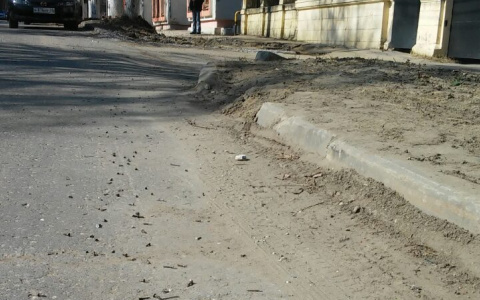 На Подбельского неизвестные рассыпали саморезы вдоль всей проезжей части