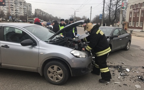 На перекрестке Добросельской и Суздальского пр-та лоб в лоб столкнулись две иномарки