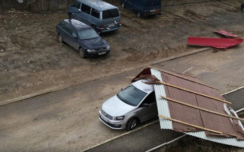 Во Владимире ветер сорвал с многоэтажки крышу и обрушил на автомобиль