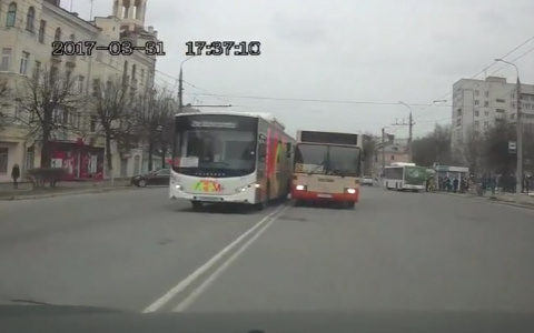 По улице Горького автобус с пассажирами гоняет по "встречке" (видео)