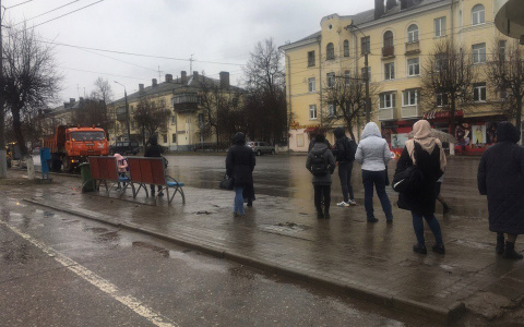 У главного корпуса ВлГУ убрали крытую остановку