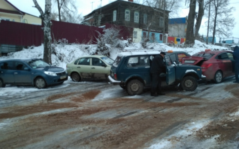 В Александровском районе столкнулись шесть автомобилей