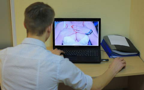 В Коврове мужчина предлагает девушкам показать грудь за деньги