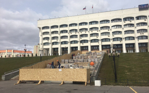 У «Белого дома» опять ремонтируют лестницу