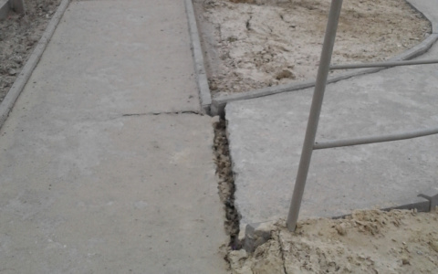 Открытый в декабре прошлого года мост через Рпень трещит по швам (фото)