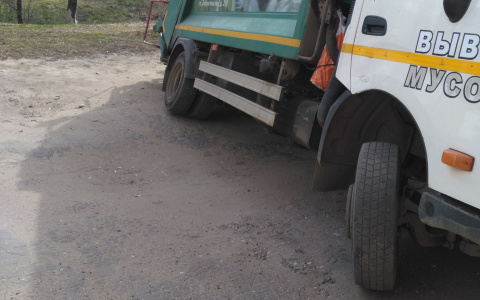 В центре Владимира мусоровоз провалилась под асфальт