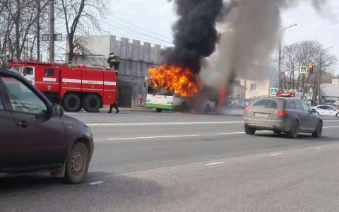 Утром около "Ленты" вспыхнул городской рейсовый автобус