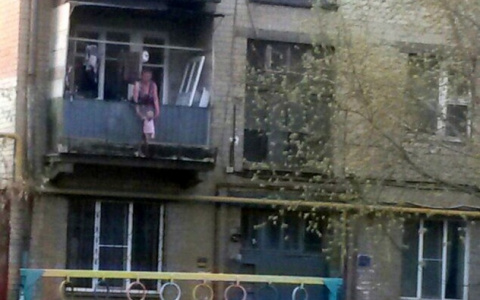 Новости России: Мать свесила грудного ребенка со второго этажа