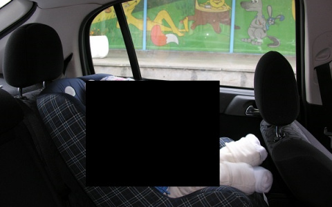 Горожанка: "Я 15 минут развлекала младенца, которого непутевая мамаша оставила одного в машине"