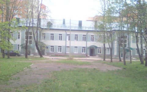 Горожанку с больной дочкой поместили в грязную палату и предложили "загуглить" телефон врача