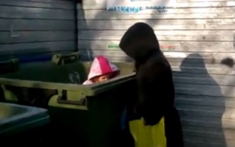 Новости России: мать в наказание выбросила ребенка в мусорный бак