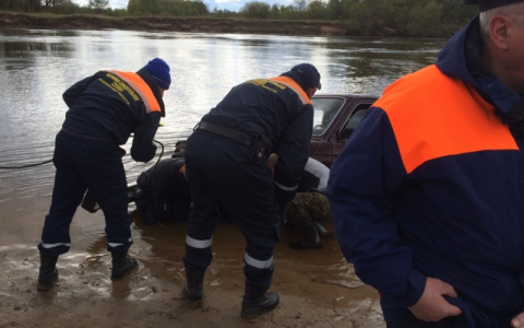 Под Вязниками "Нива" едва не утонула в реке Клязьма