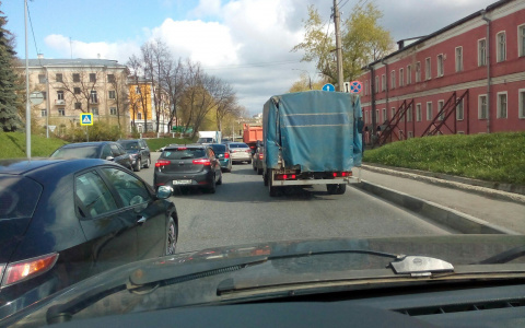 Утренняя авария у "Макдака" собрала длинную пробку на мосту в Загородный