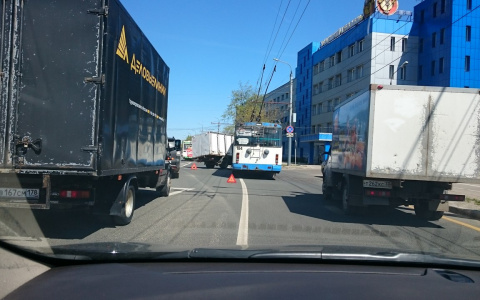 "Эффектное" ДТП у Хлебзавода во Владимире: троллейбус снес грузовик