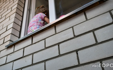 В Муроме 8-летняя девочка упала со второго этажа заброшенного здания