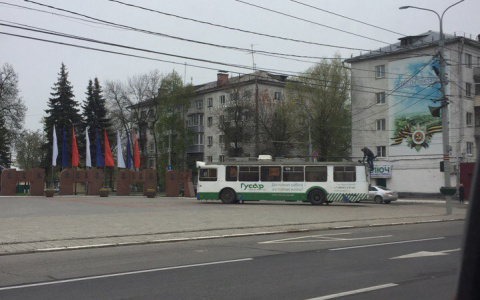 Во Владимире троллейбус заехал на монумент к Вечному огню