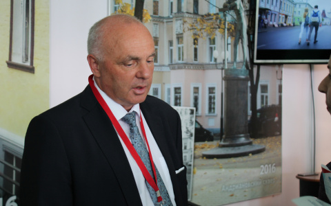 Доход сити-менеджера Владимира стал меньше на 30 тысяч рублей