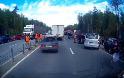 В сети появилось видео ДТП с фурой, везущей пиво