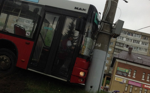 У детской больницы 25 автобус въехал в столб